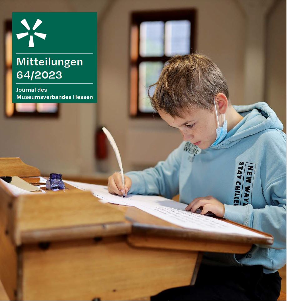 Titelblatt Mitteilungen Heft 64 2023. Junge sitzt auf einer alten Schulbank und schreibt mit Feder.