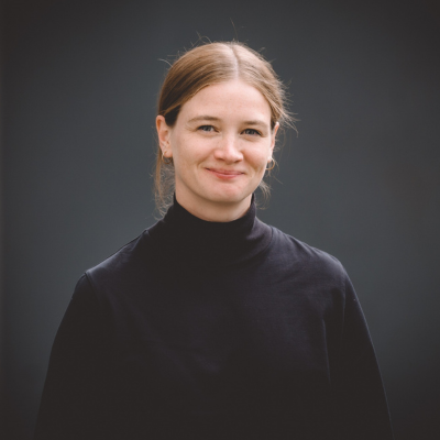 Portraet von Johanna Frankfurth mit einem schwarzen Rollkragen Shirt