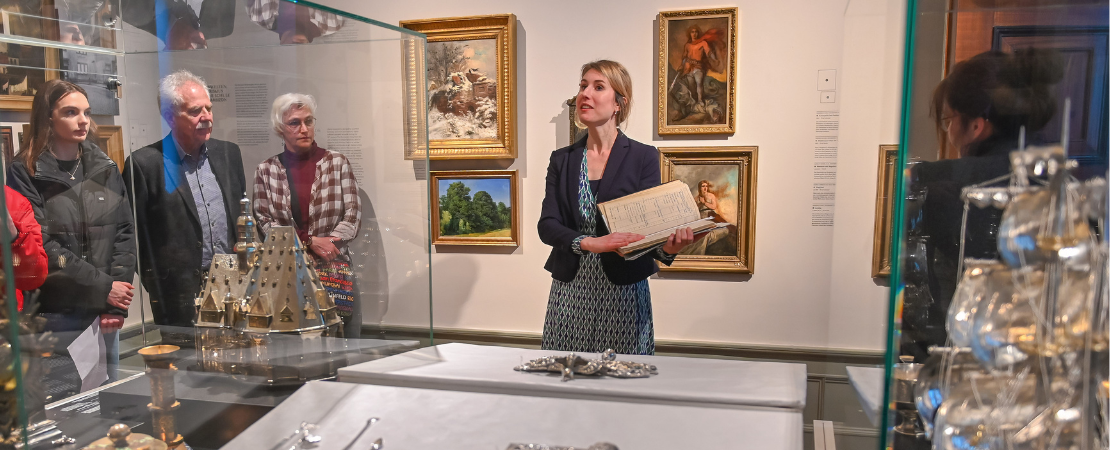 Dr. Jennifer Chrost, Projektmitarbeiterin und Provenienzforscherin im Auftrag des Museumsverbandes Hessen erklärt anhand ausgewählter Objekte ihre Herangehensweise.