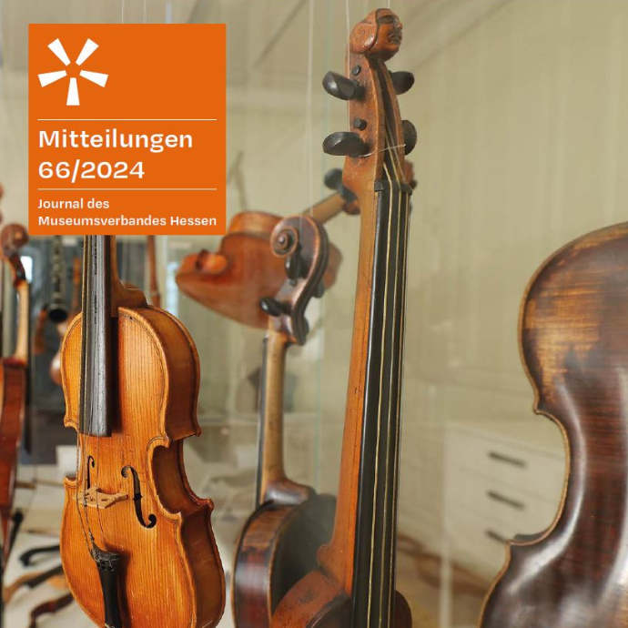 Vier aufgefächert liegende Ausgaben der Mitteilungen Heft 66/2024 - Journal des Museumsverbandes Hessen, Auf dem Titelbild sind Streichinstrumente aus dem Spohr Museum in Kassel.