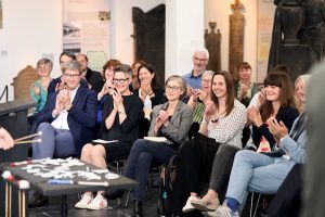 Applaudierende Personen anlässlich einer musikalischen Perfomance.