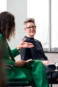Silke Feldhoff schaut in Richtung Amira El Al während der Podiumsdiskussion.