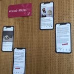 Blick auf die Pop-Up-Ausstellung, die den Verbandstag 2024 begleitete. Detailaufnahme: An einer Wand sind Karten in Form eines Smartphones angebracht, die Beispiele für Objektinszenierung bei Social Media präsentieren.