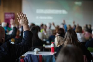 Abstimmungssituation mit gehobenen Händen.