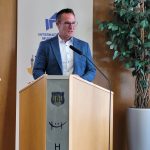 Landrat Carsten Braun steht hinter einem Stehpult. Im Hintergrund ist das Banner zum Internationalen Museumstag zu sehen, daneben eine große Topfpflanze.