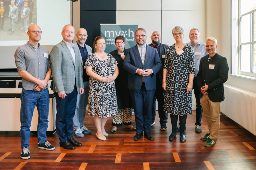 Gruppenbild mit Minister v. l. n. r Hauke Homeier, Dr. Markus Miller, Dr. Dirk Pörschmann, Dr. Erika Dittrich, Dr. Birgit Kümmel, Timon Gremmels, Christian Kunz, Christina Reinsch, Dr. Christoph Otterbeck, Dr. Jan Christoph Breitwieser