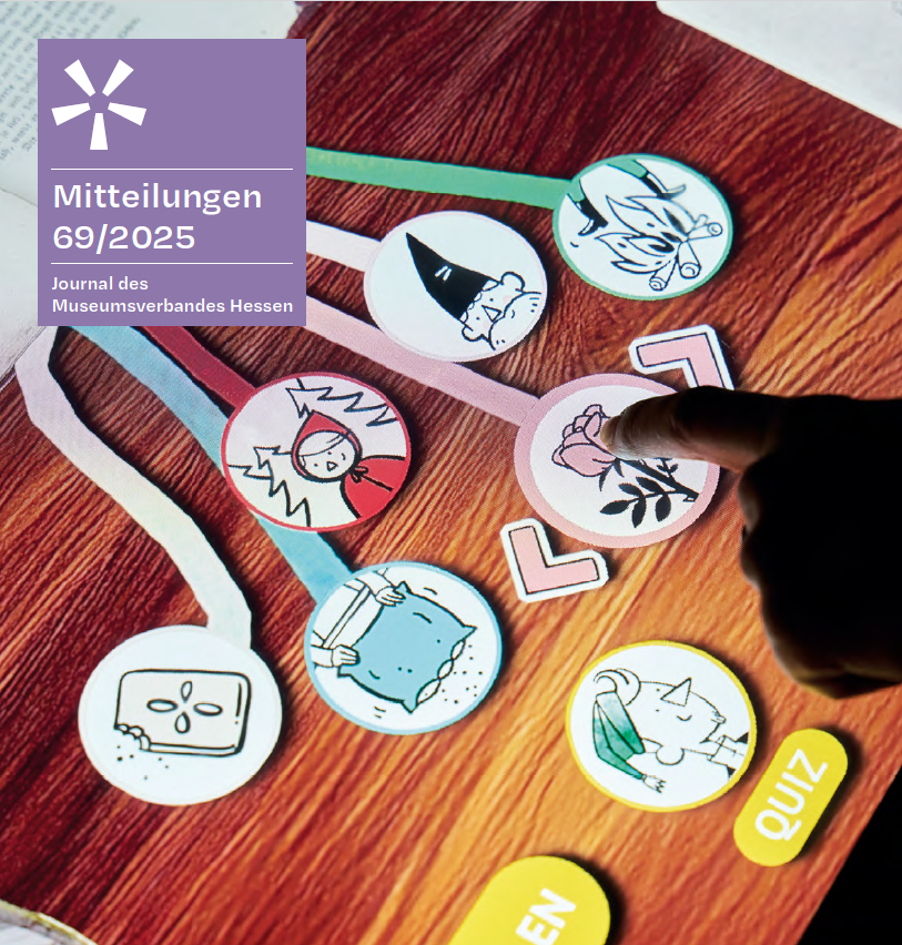 Ausschnitt eines Medientisches auf dem in farbigen runden Kreisen Symbole von Märchen zu sehen sind. Eine Hand zeigt auf ein Symbol und deutet an, es zu verschieben. Links oben ist ein fliederfarbenes Feld mit dem Logo des Museumsverbandes Hessen und der Aufschrift: „Mitteilungen 69/2025 – Journal des Museumsverbandes Hessen“.