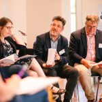 Dr. Joel Fischer und Frank Gnegel sprechen zu Teilnehmenden in der Gesprächsrunde.