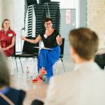 Dr. Saskia Johann und Vera Kudlinski sprechen zu den Teilnehmenden in ihrem Gesprächsforum.