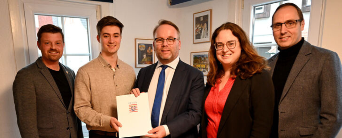 Urkundenübergabe: Kunst- und Kulturminister Timon Gremmels (Mitte) überreicht Justus Rathschlag (2. Vorsitzender des Vereins Jüdisches Museum Nidda e. V.) die Auszeichnung „Museum des Monats