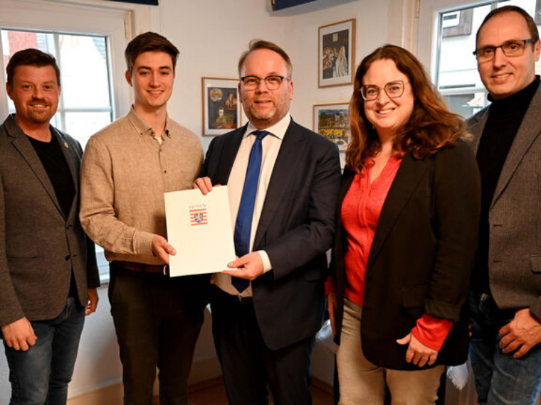 Urkundenübergabe: Kunst- und Kulturminister Timon Gremmels (Mitte) überreicht Justus Rathschlag (2. Vorsitzender des Vereins Jüdisches Museum Nidda e. V.) die Auszeichnung „Museum des Monats