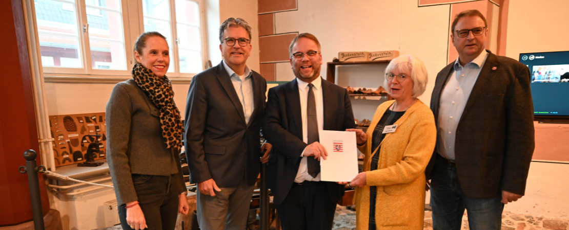 Urkundenübergabe: Kunst- und Kulturminister Timon Gremmels (Mitte) überreicht die Auszeichnung „Museum des Monats