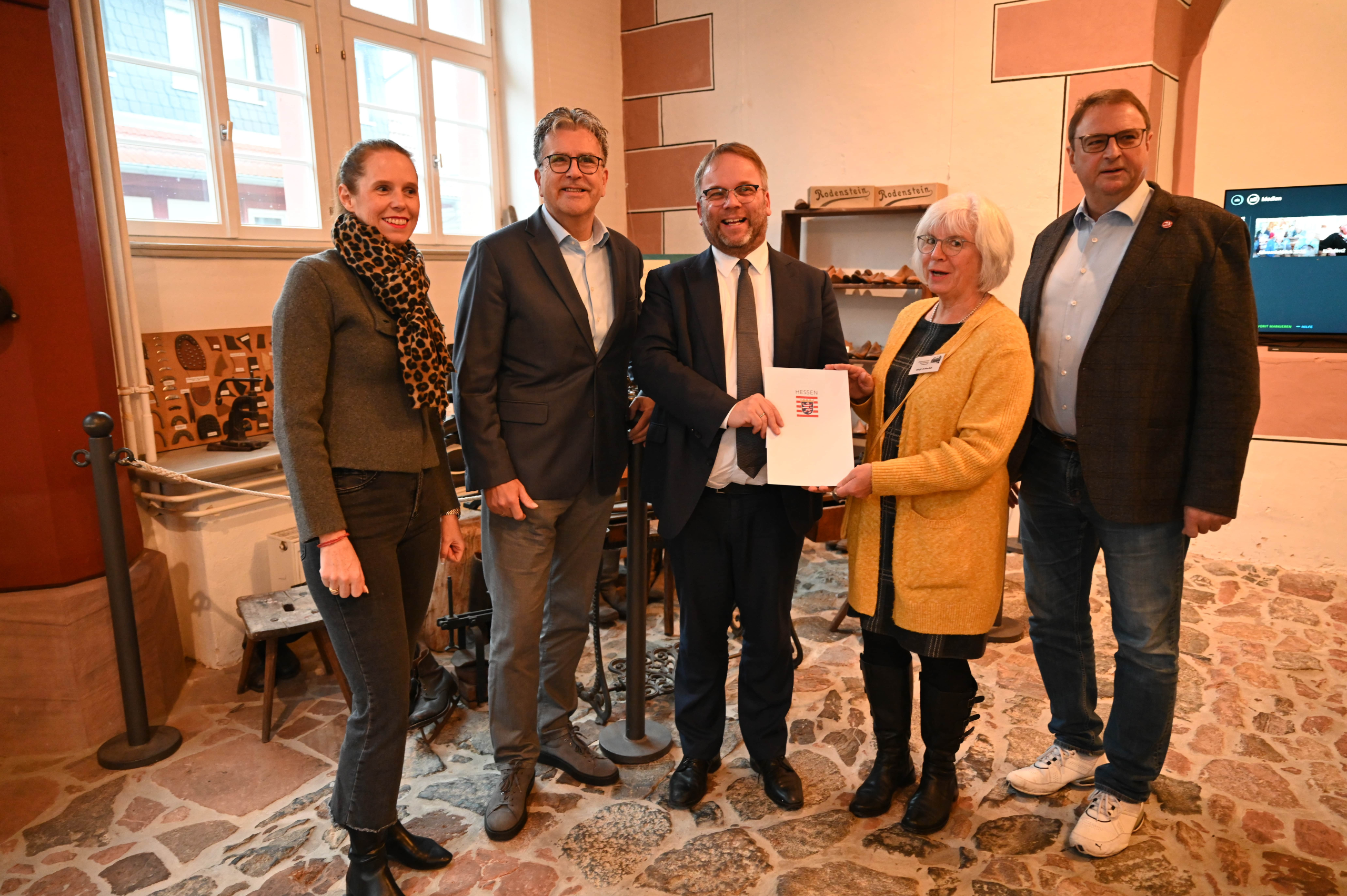 Urkundenübergabe: Kunst- und Kulturminister Timon Gremmels (Mitte) überreicht die Auszeichnung „Museum des Monats