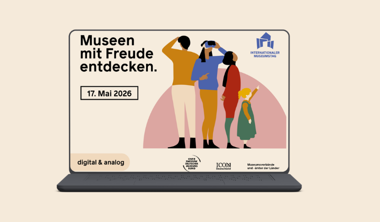 „Illustration auf einem Laptop-Bildschirm: Vier stilisierte Personen unterschiedlichen Alters und Geschlechts betrachten etwas interessiert, eine Person nutzt eine VR-Brille, ein Kind zeigt nach oben. Text: ‚Museen mit Freude entdecken. 17. Mai 2026‘. Logos von ‚Internationaler Museumstag‘, ‚Deutscher Museumsbund‘, ‚ICOM Deutschland‘ und ‚Museumsverbände und -ämter der Länder‘. Hinweis ‚digital & analog‘.“