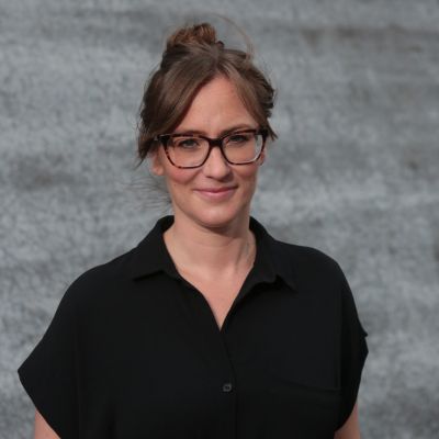 Porträt von Lena de Bruin mit Brille und schwarzer Bluse