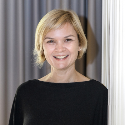 Portrait von Bernadette Gorsler mit einem schwarzen Oberteil.