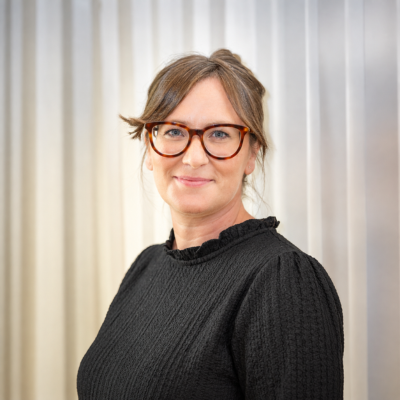 Portrait von Lena de Bruin mit einem schwarzen Oberteil.
